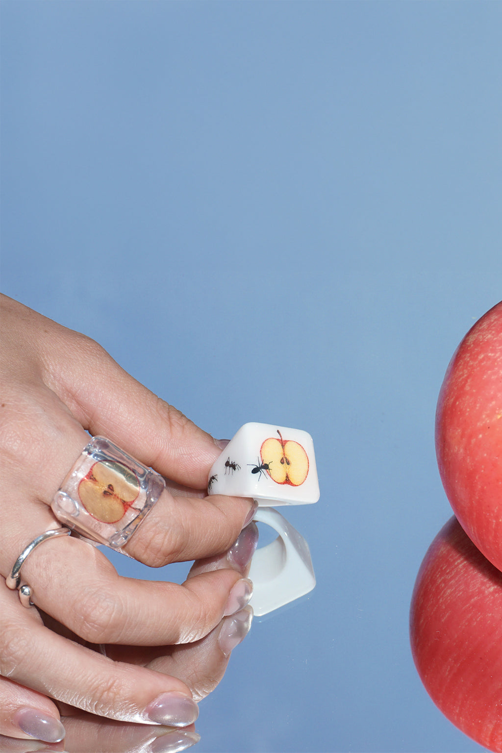 APPLE HUNT RING (White/Transparent)