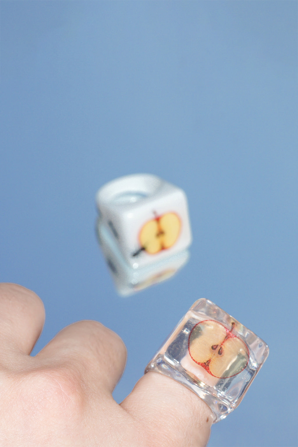 APPLE HUNT RING (White/Transparent)