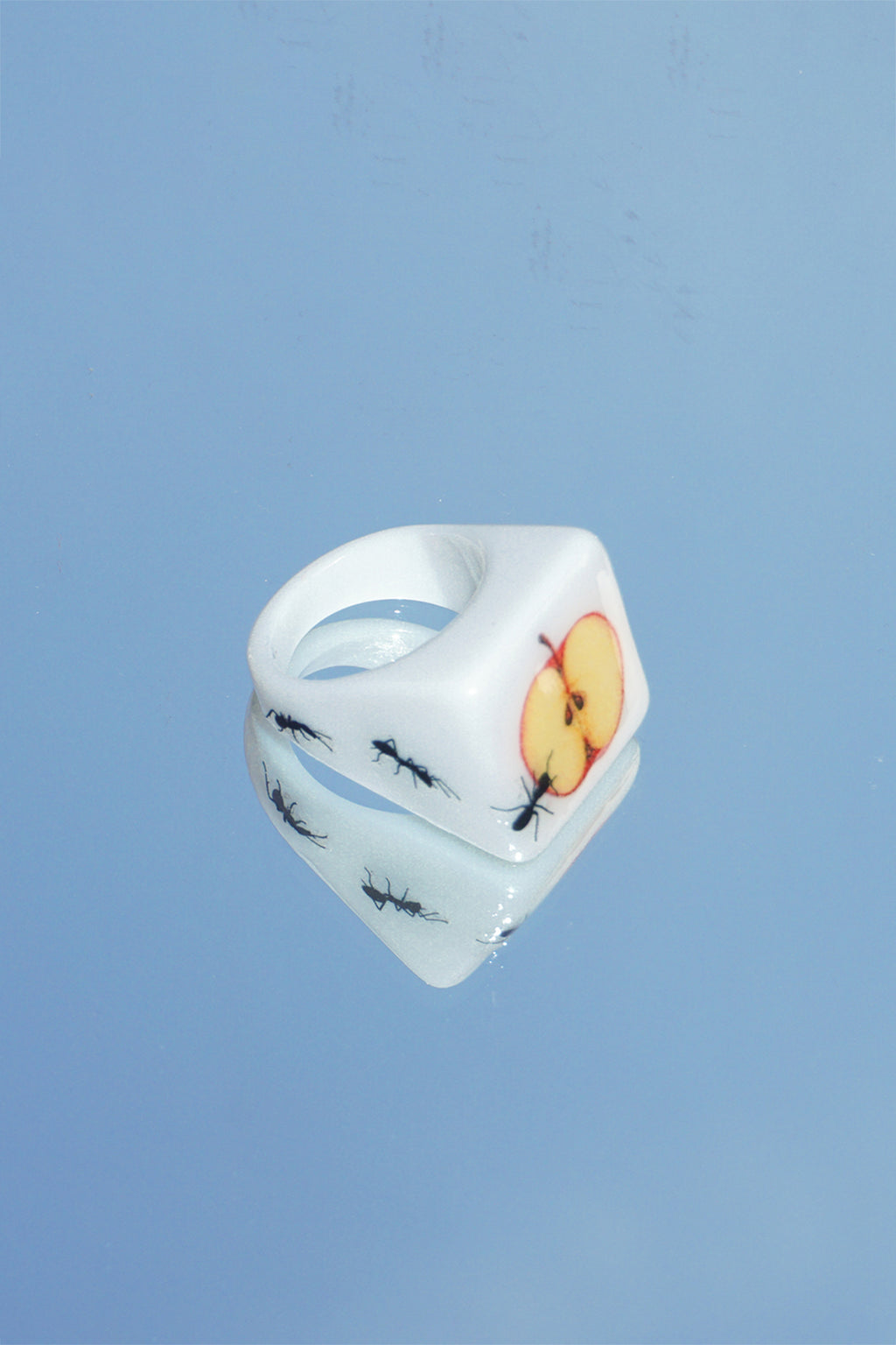 APPLE HUNT RING (White/Transparent)