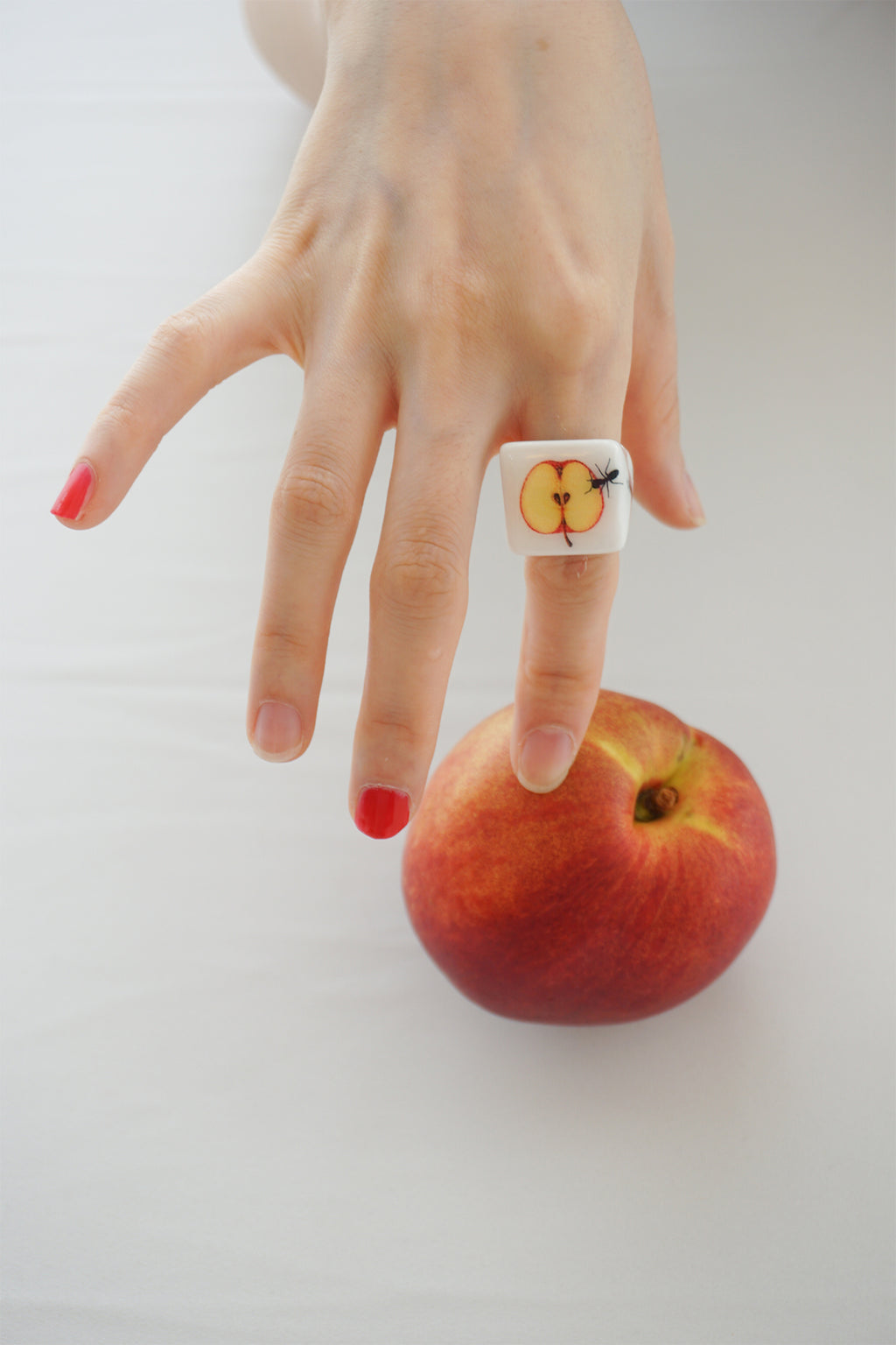 APPLE HUNT RING (White/Transparent)