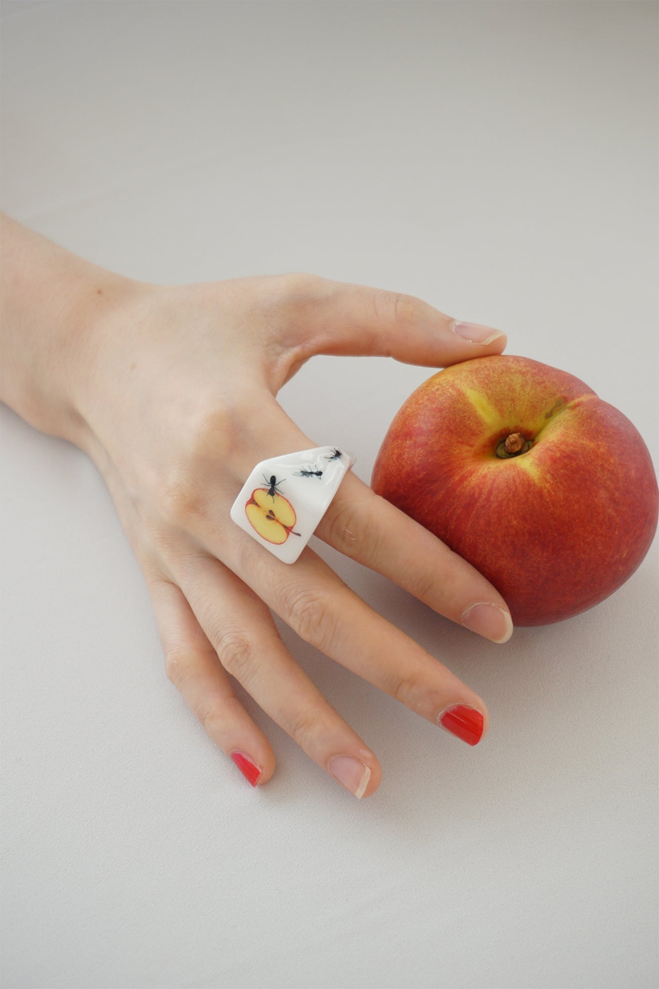 APPLE HUNT RING (White/Transparent)