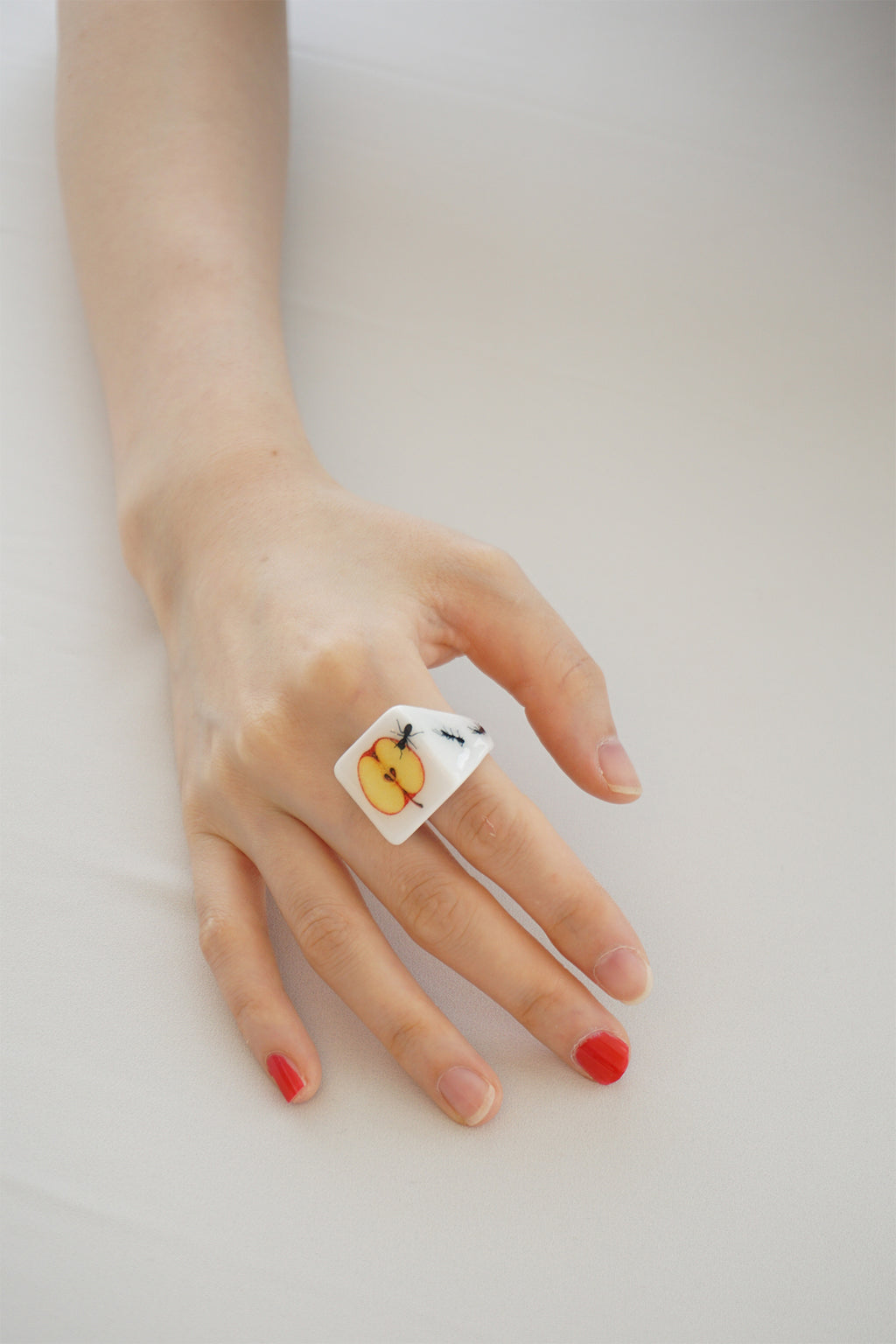 APPLE HUNT RING (White/Transparent)